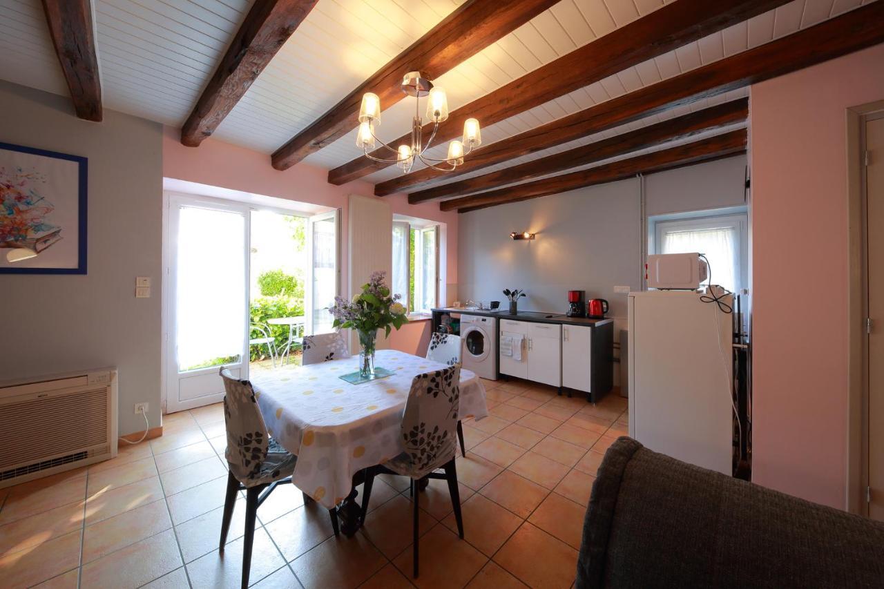 Gite La Loge Des Fees Latille Exterior photo